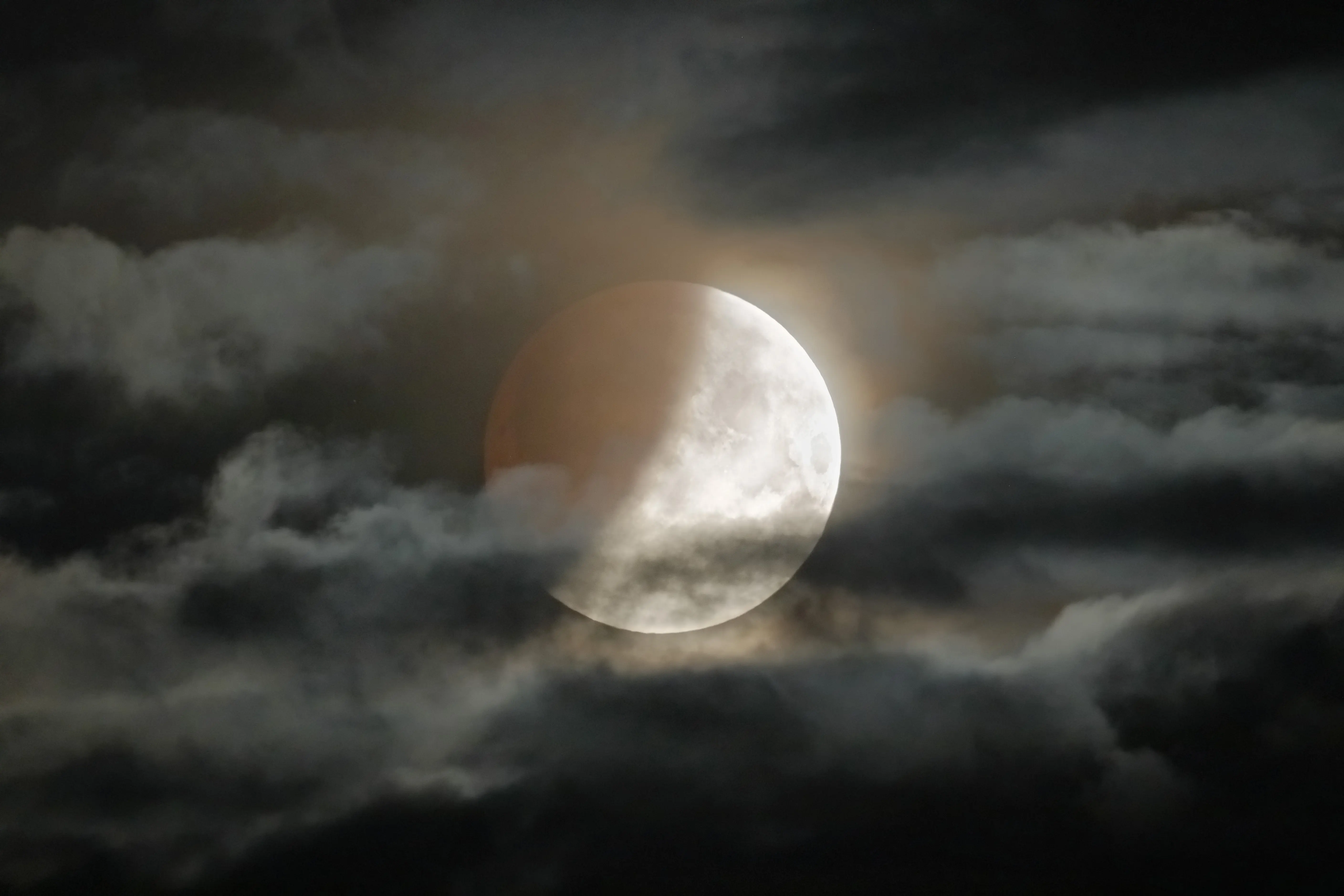 Eclipsă parțială de Lună pe 28 august 2026, vizibilă din România