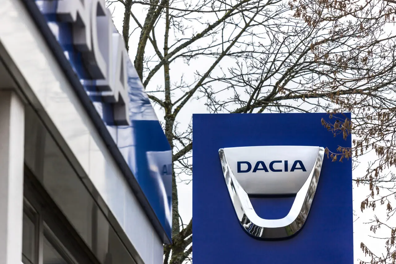 Dacia Sandero pierde teren în Europa, iar vânzările pentru modelul Logan se prăbușesc. Tesla revine în fruntea